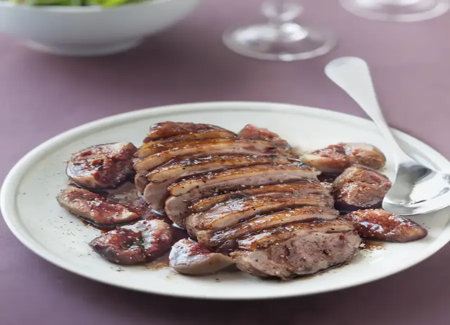 Magret de canard aux épices, figues rôties au miel et porto