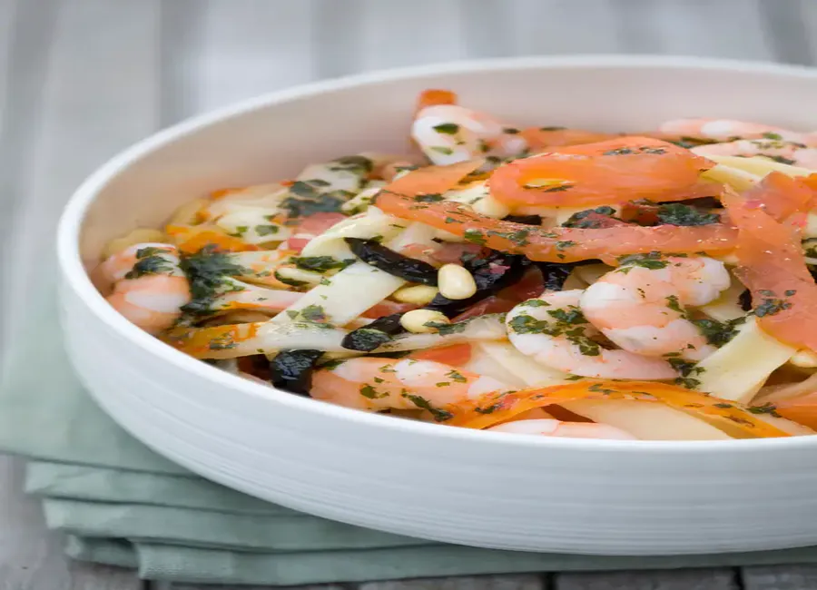 Salade de tagliatelles aux poissons fumés