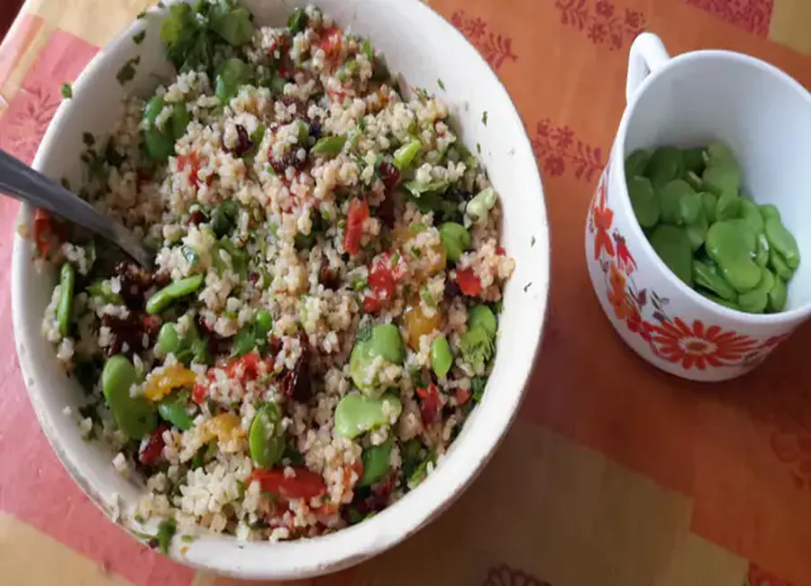 Salade de boulghour aux fèves et aux poivrons