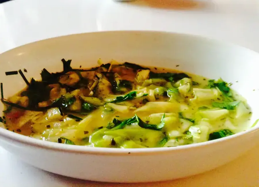 Tagliatelles de courgette marinées au citron et à l'ail