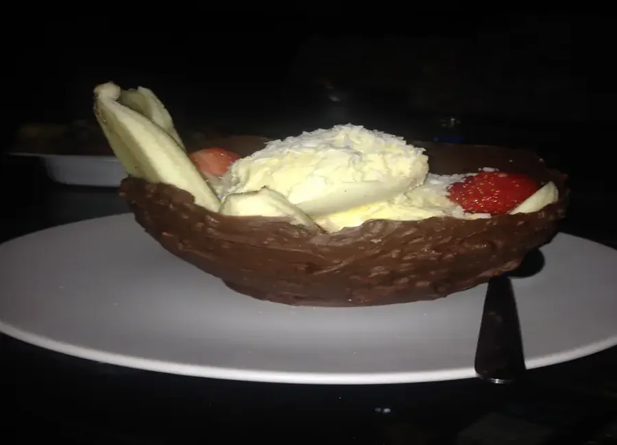 Mousse en chocolat servie dans sa coque (méthode du ballon de baudruche)