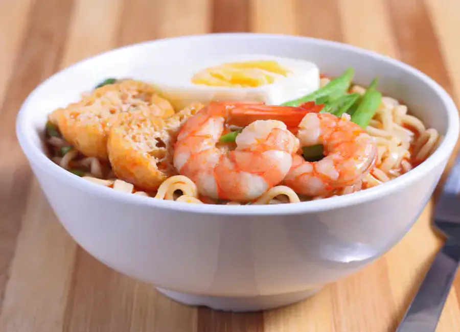 Ramen (nouilles japonaises) sautées aux crevettes
