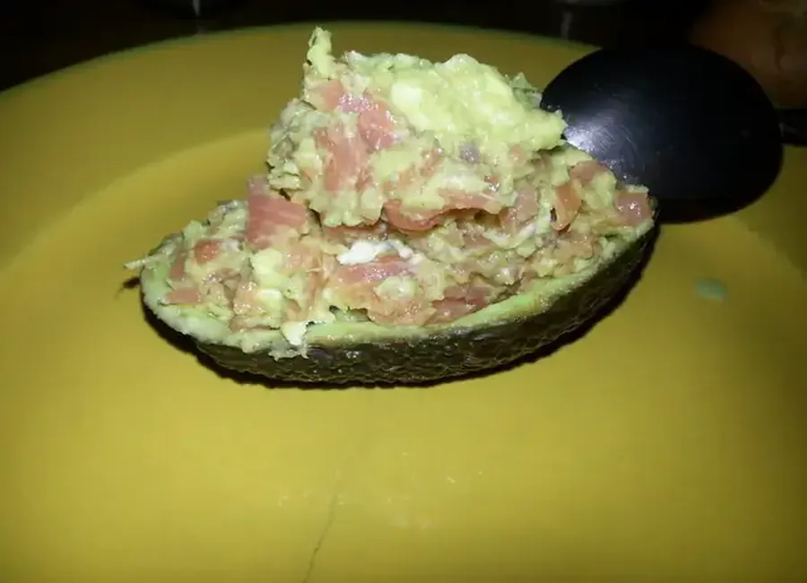 Avocat au saumon et au fromage à tartiner