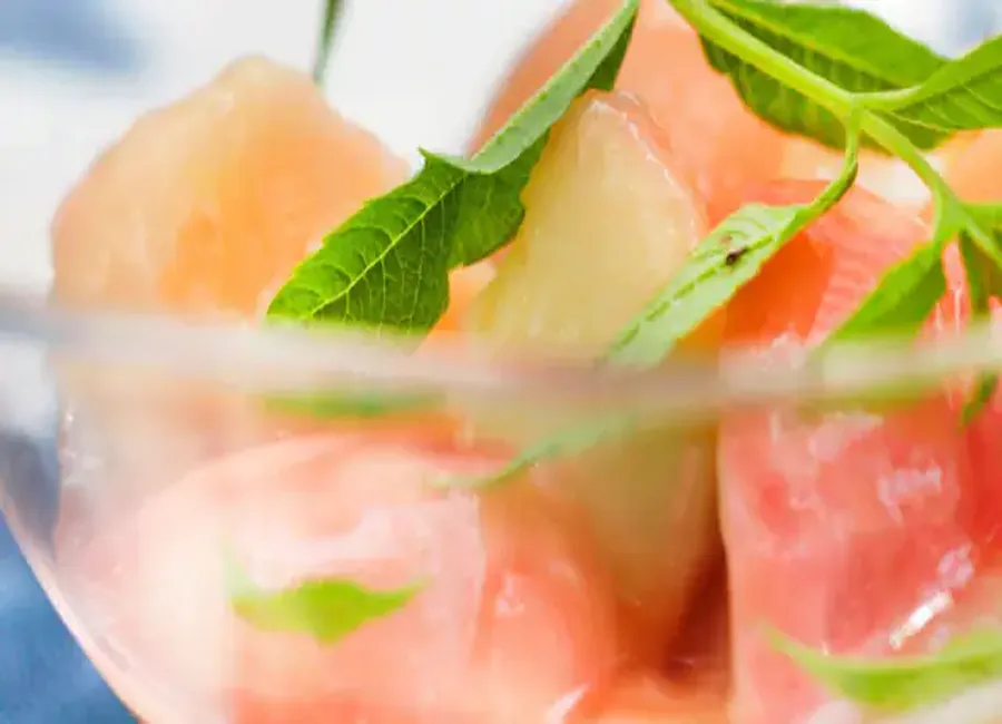 Salade de pêches à l'ail