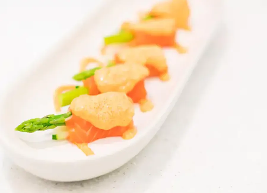 Roulade de saumon fumé aux asperges, sauce aux crevettes et au chèvre frais