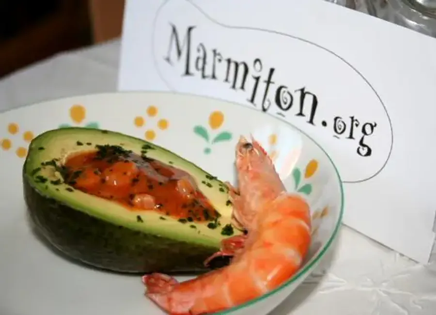 Avocats aux crevettes et leur sauce relevée