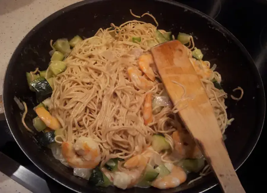 Nouilles chinoises aux courgettes, curry et lait de coco