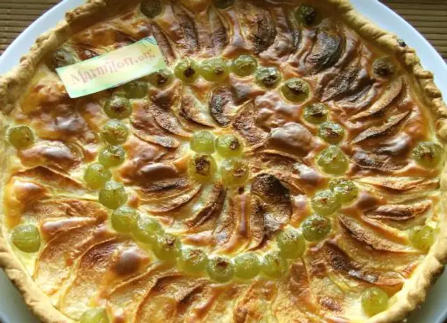 Tarte aux pommes et raisin blanc