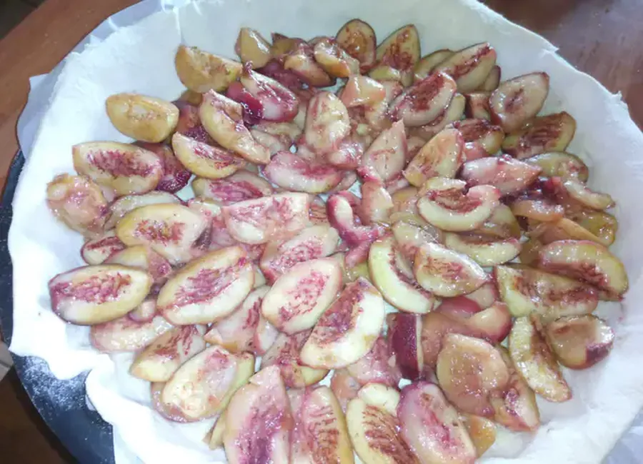 Tarte aux pêches de vigne rôties aux épices et au miel