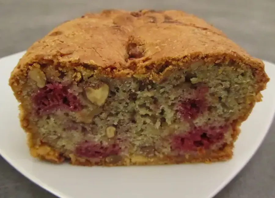Gâteau à la framboise, noix et chocolat blanc