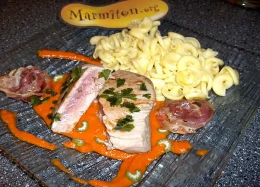 Pave de thon, sauce aux poivrons rouges