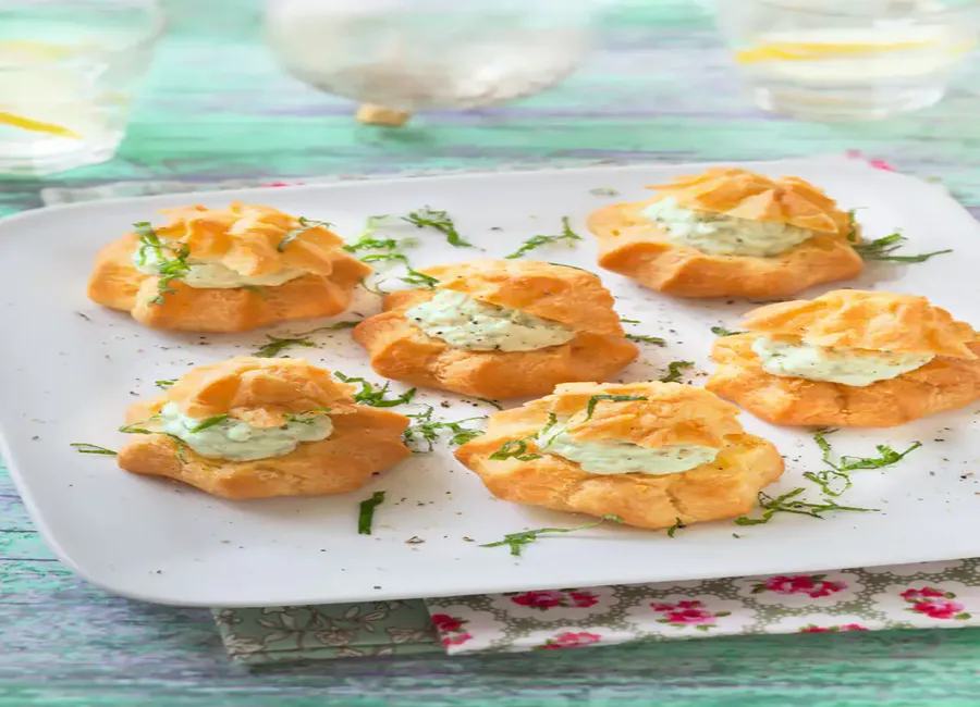 Gougère à la mousse de poulet, pesto et gruyère