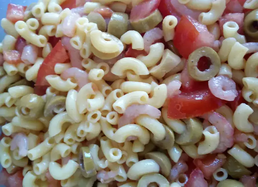 Salade de pâtes aux olives et crevettes