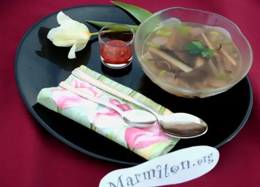 Potage asiatique aux nouilles, porc et crevettes