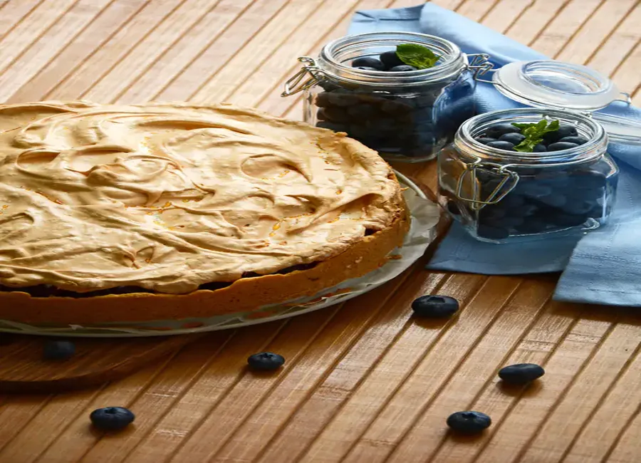 Tarte aux myrtilles et à la rhubarbe meringuée