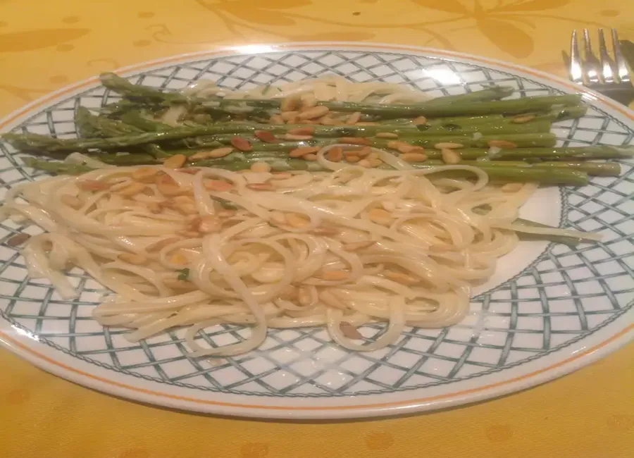Linguine aux asperges vertes et pignons