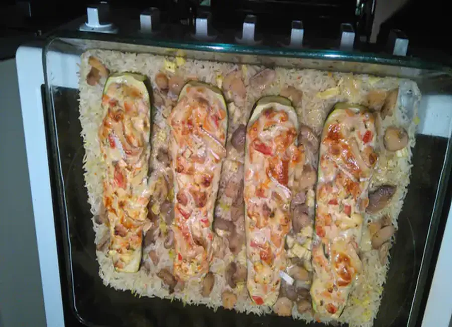 Courgettes farcies au saumon fumé sur son lit de riz aux champignons