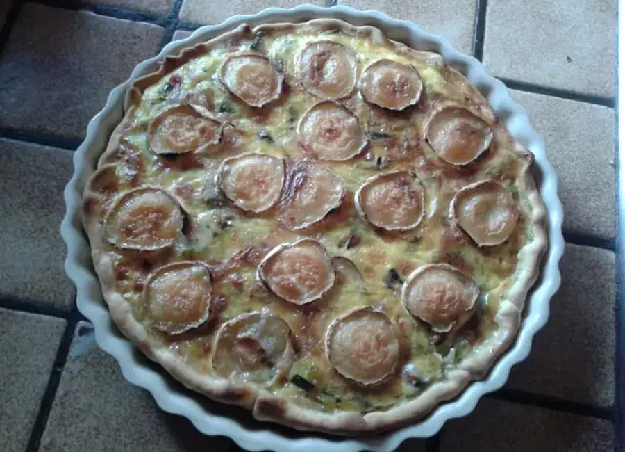 Tarte paysanne : champignons, chèvre, lardons et poireaux