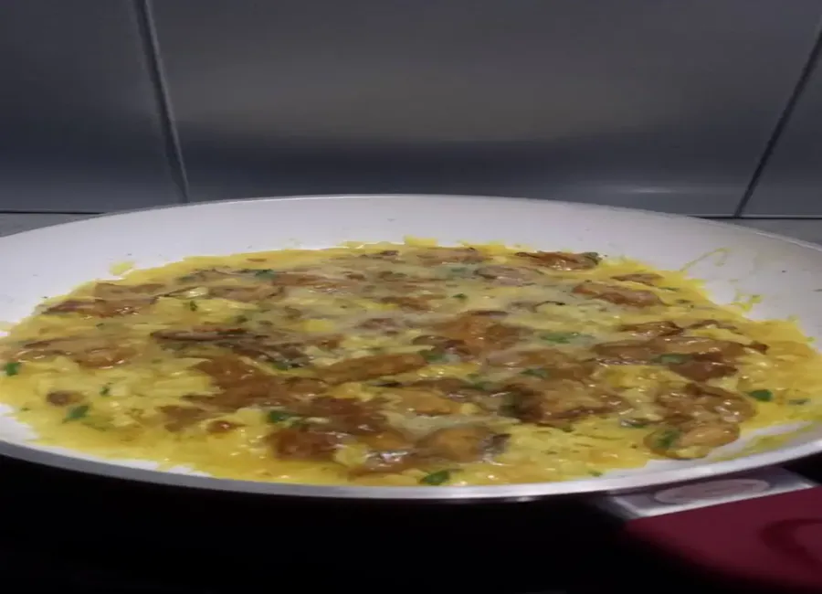 Omelette aux girolles, ail et persil