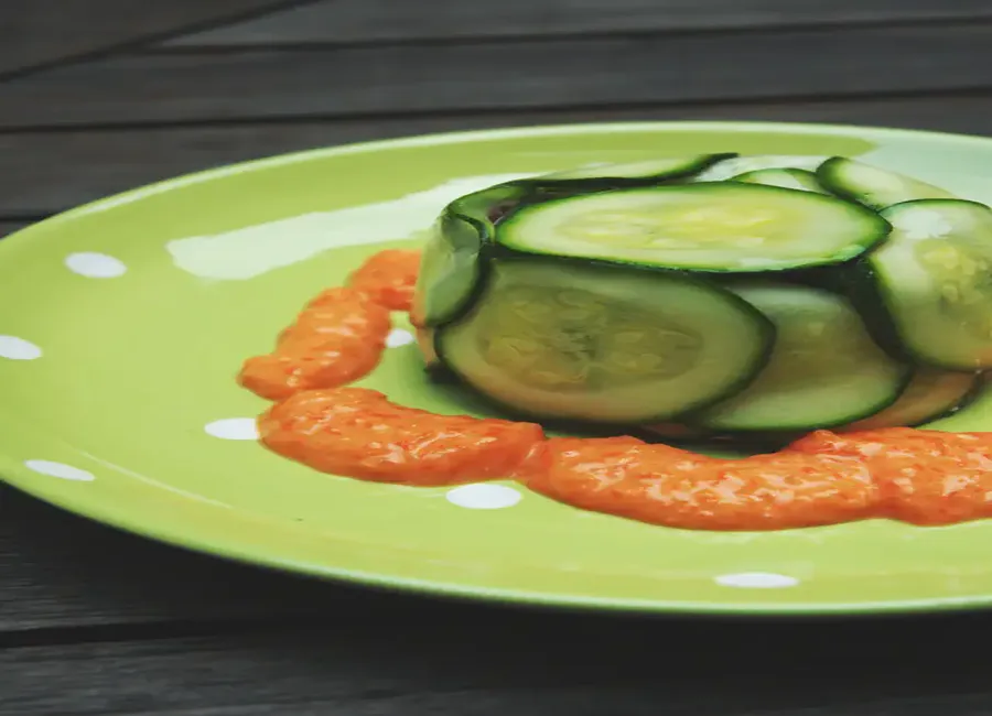 Charlotte de courgettes aux fromages frais, et coulis de poivrons