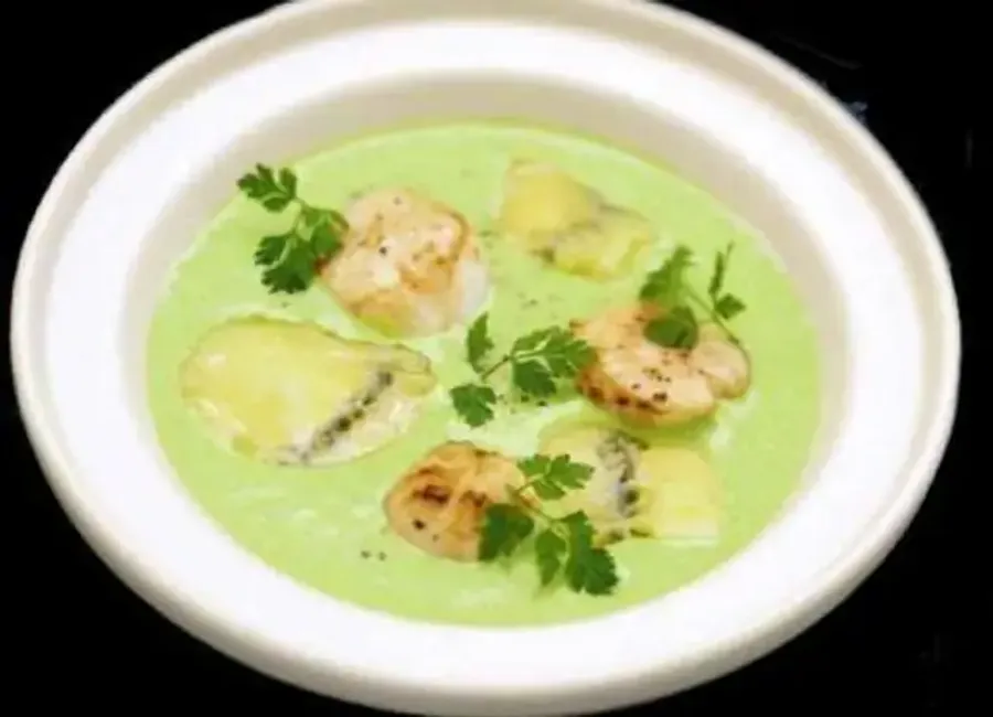Velouté de petits pois, morbier et saint-jacques