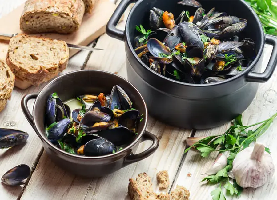 Moules à l'ail au basilic et à la crème