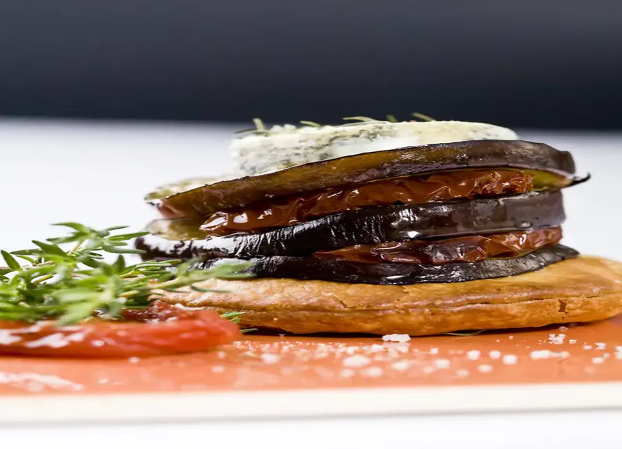 Tartelette d'aubergine et tomate séchée au sainte maure de touraine
