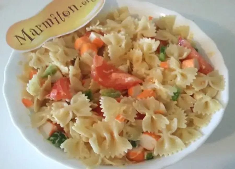 Salade de pâtes d'été surimi tomate