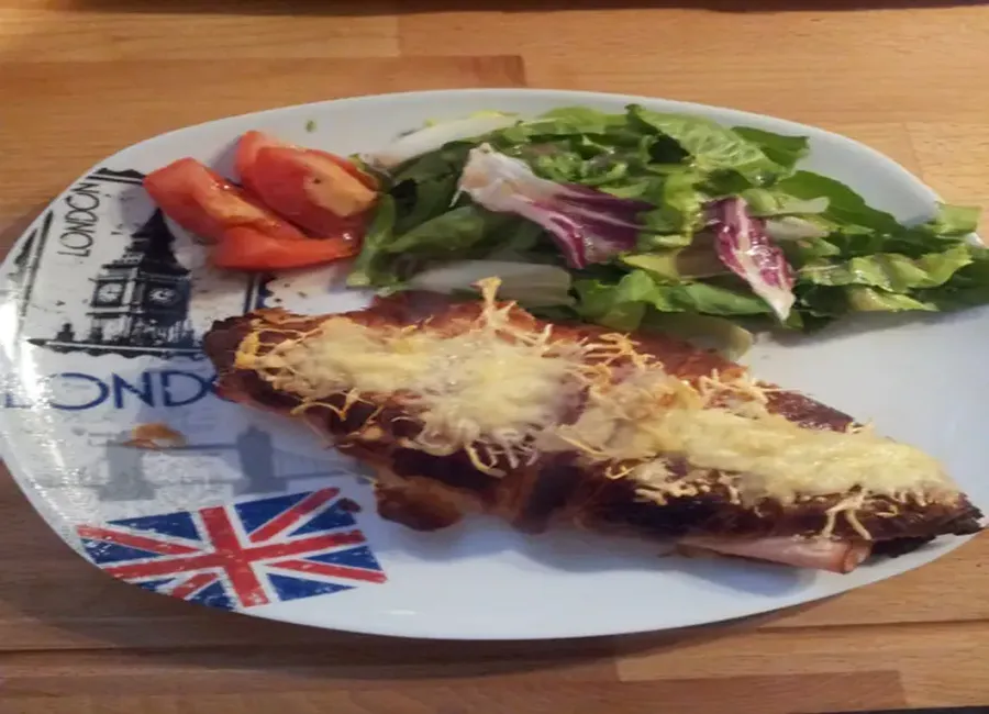 Croissant au jambon facon brasserie