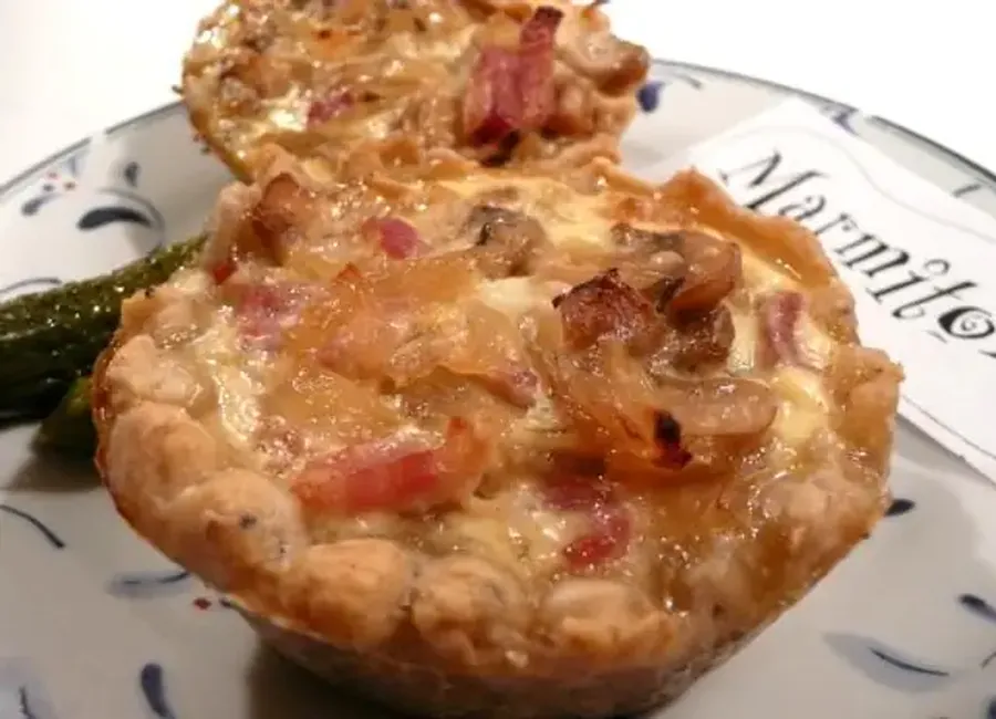 Tarte aux oignons, lardons et champignons