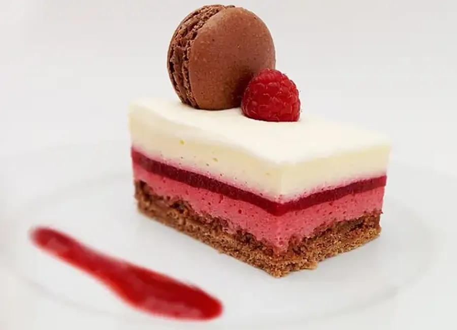 Entremets framboises, chocolat au lait et vanille