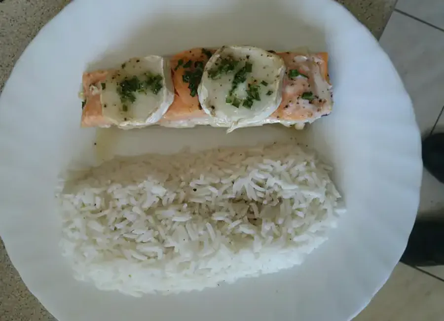 Pavé de saumon au chèvre chaud et miel en papillote