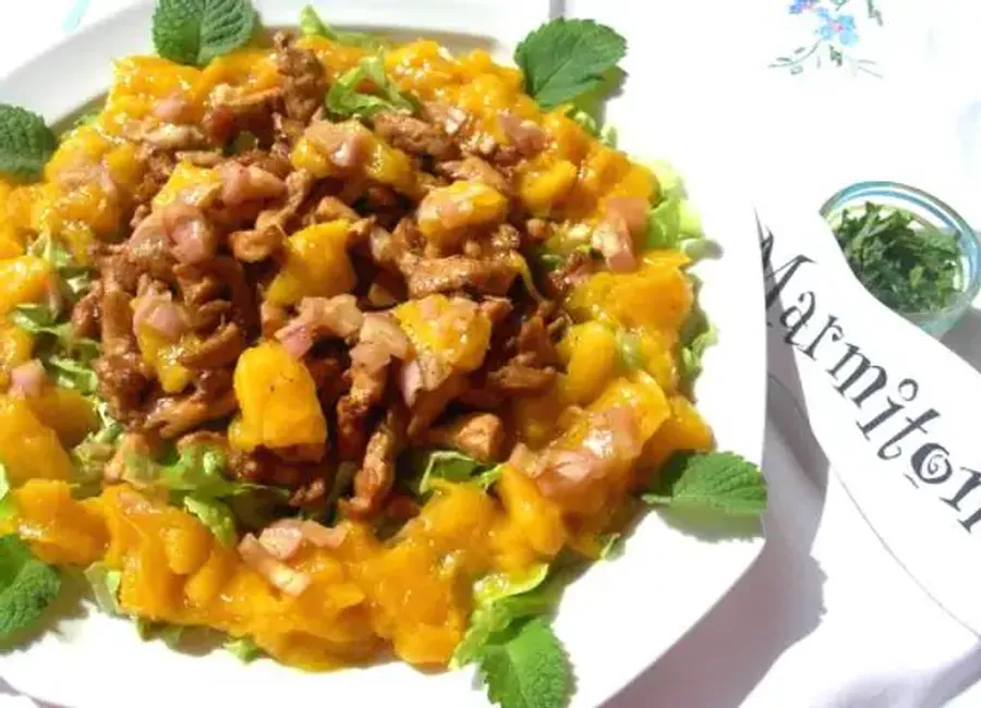 Salade tiède de poulet et mangues marinées
