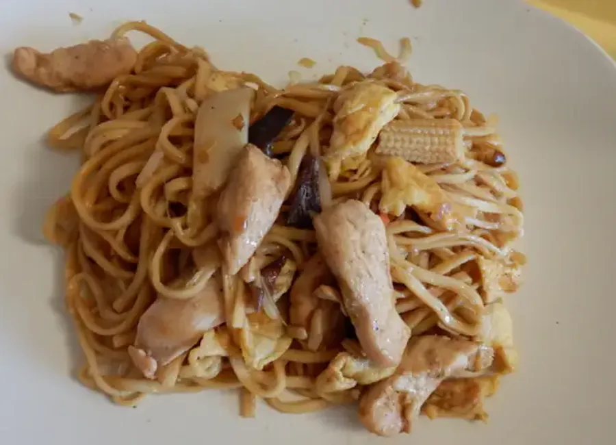 Wok de poulet au nouilles chinoises