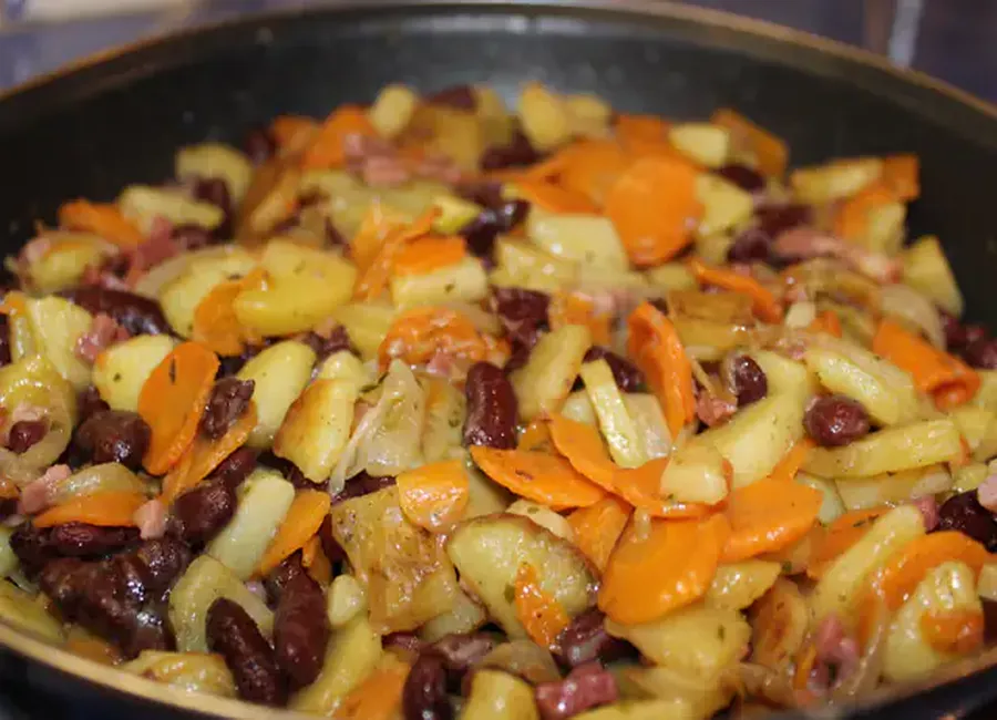 Poêlée de pomme de terre, carotte et haricots rouges