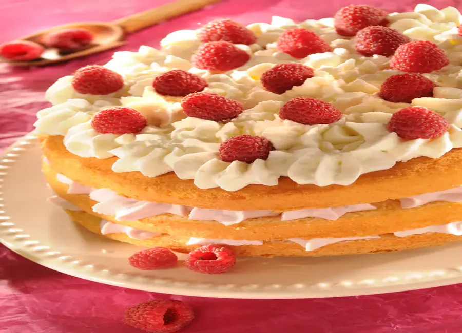 Génoise à étages à la crème de framboises