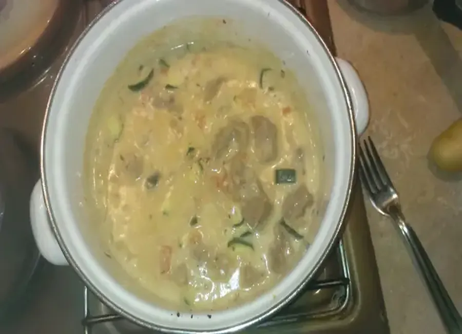 'Blanquette' de veau à la tomate et courgettes