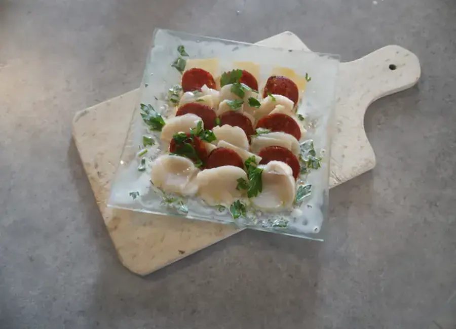 Carpaccio de saint-jacques au parmesan et au chorizo
