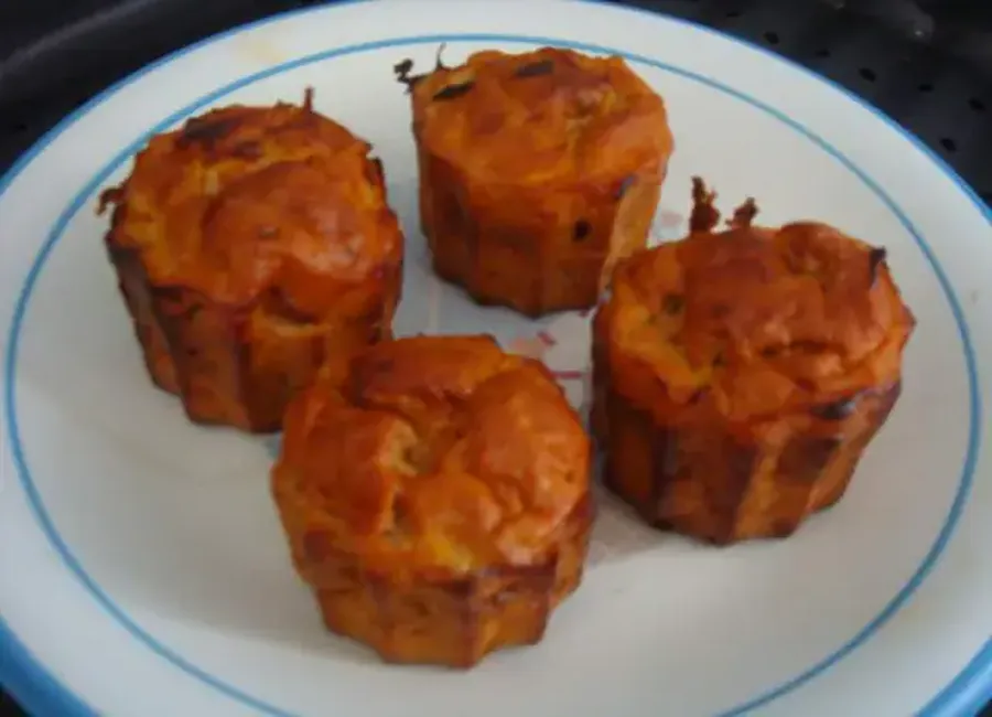 Muffins au thon à la tomate et ciboulette