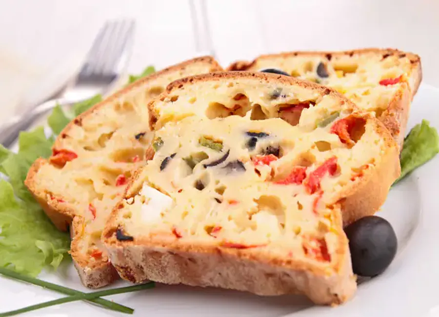 Cake chèvre, tomates séchées et basilic