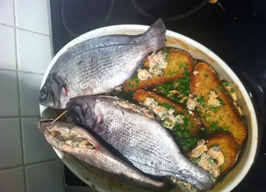 Daurade farcie aux champignons sur lit de pommes de terre