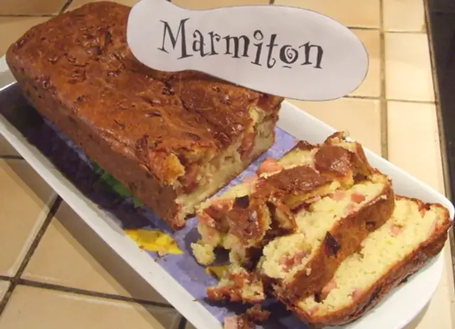 Cake au jambon et aux saucisses de strasbourg