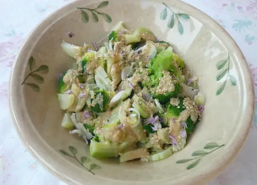 Salade de brocoli, avocat, cébettes et poulet sauce soja citron sésame