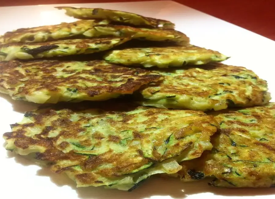 Minis galettes aux courgettes et aux oignons blancs