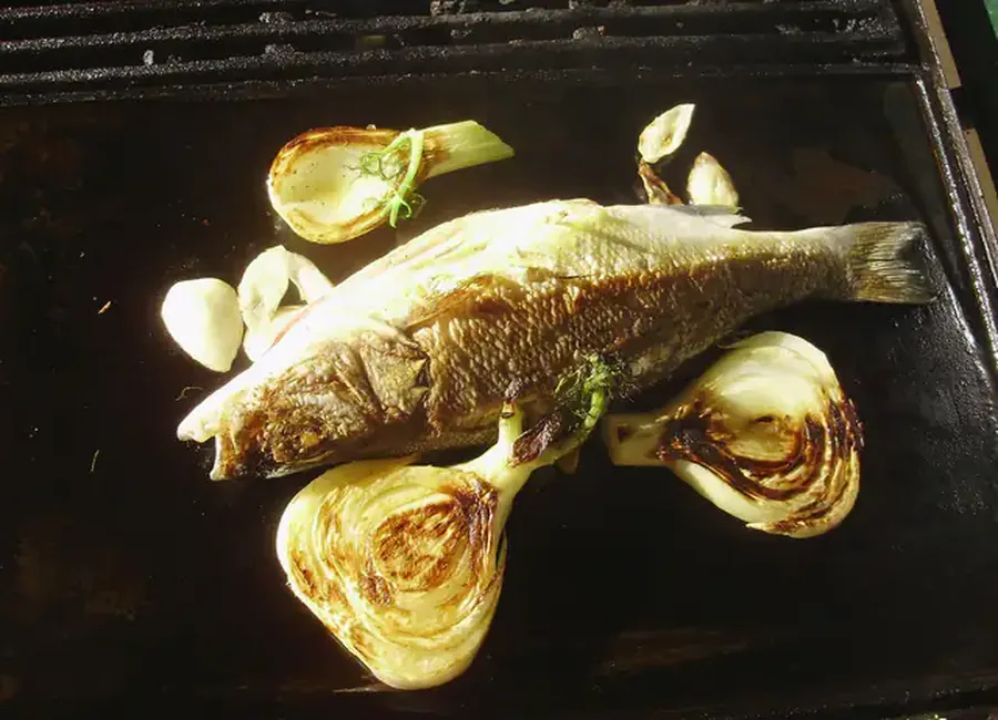 Bar grillé aux herbes