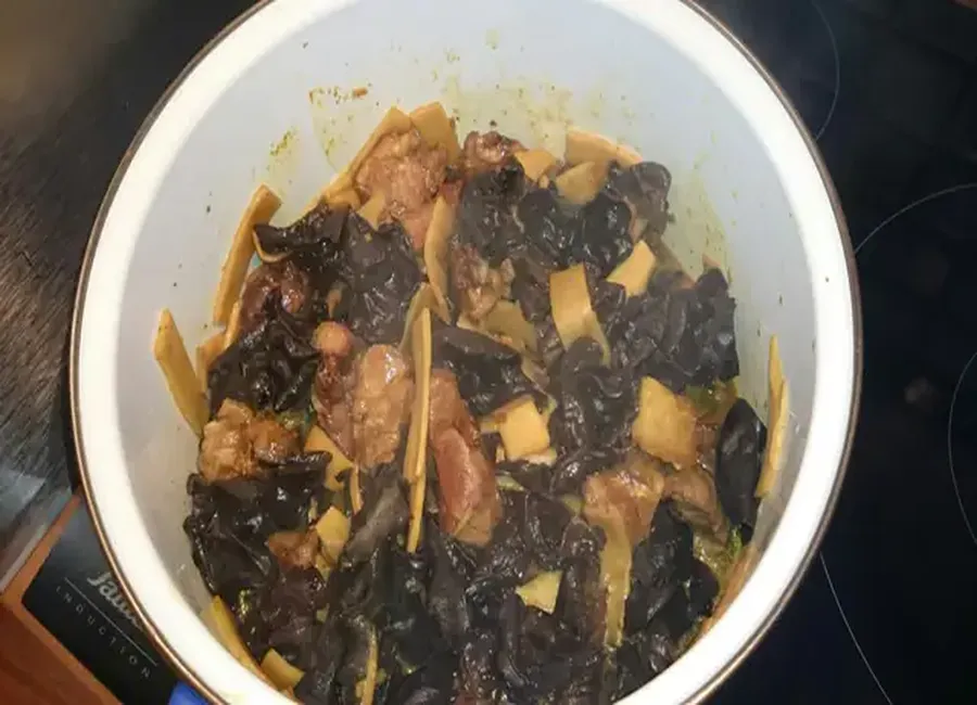 Porc aux pousses de bambou et champignons noirs