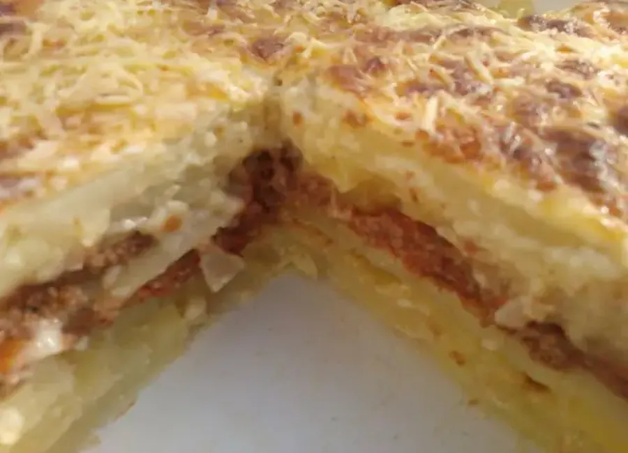 Gratin de pommes de terre et bœuf tomaté