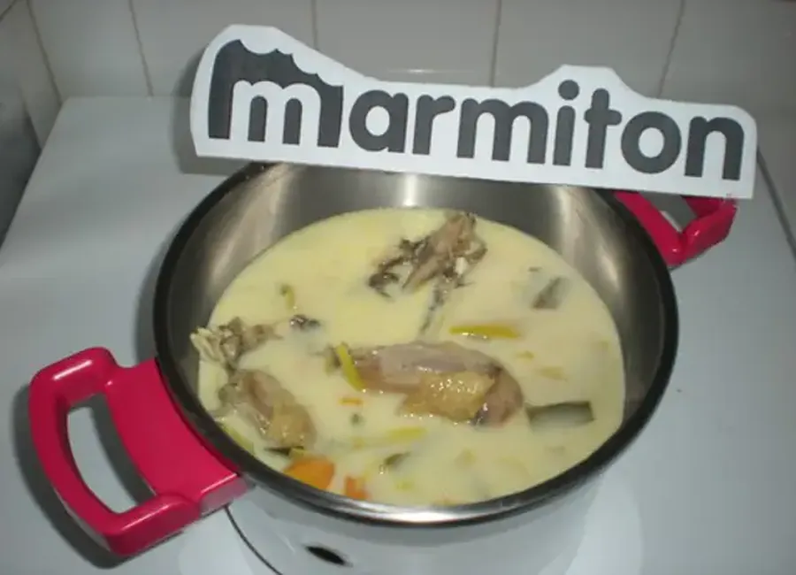 Poule au pot à l'ancienne façon blanquette