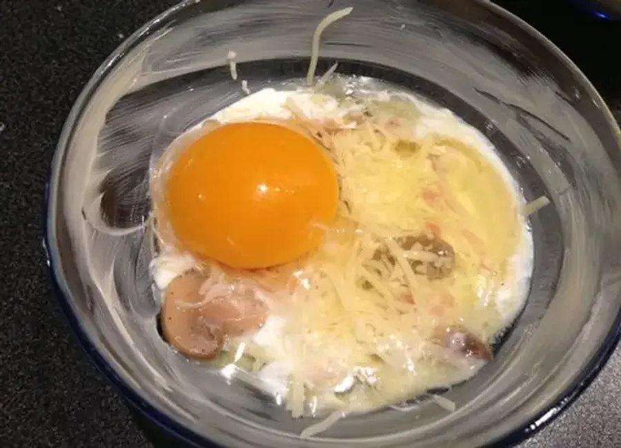 Oeufs cocotte champignons lardons