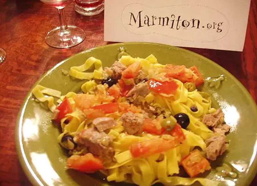 Tagliatelles au thon, tomates et olives